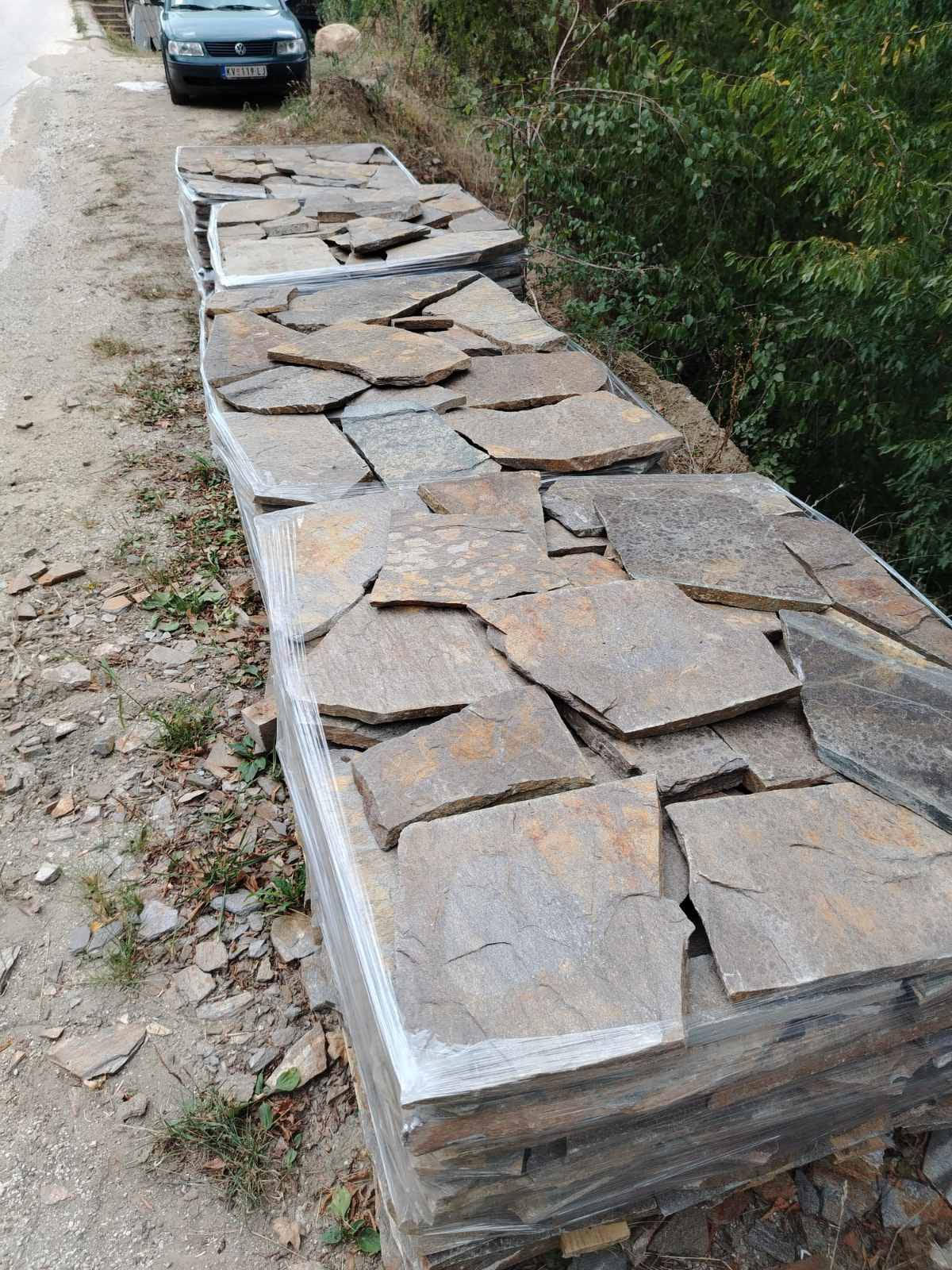 Lomljena braon studenica – studenički kamen za enterijer